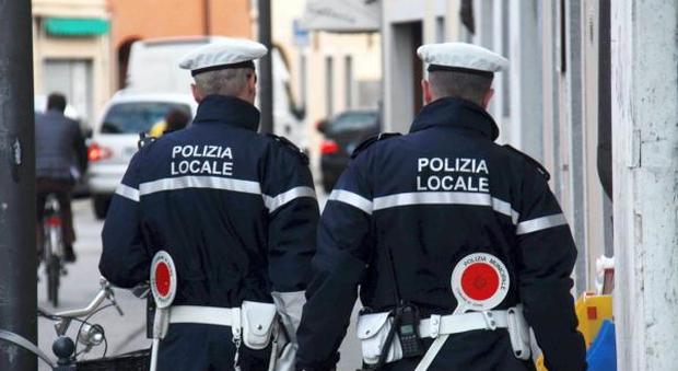 Servizio n.552744: 20 Novembre 2012 - Vie del centro - UDINE (Udine) - Polizia municipale - udine 13 - 11 - 12: i vigili -  -  - fotoudlancia