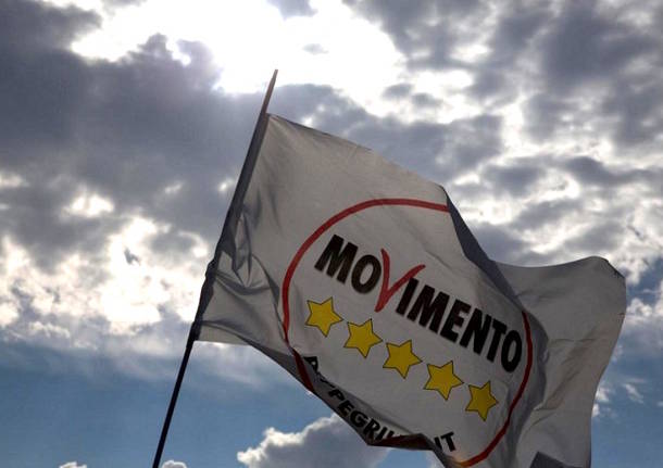 FOTO BANDIERA M5S CIELO FOSCO